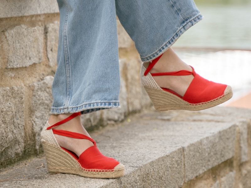 Alpargata cuña alta con cintas