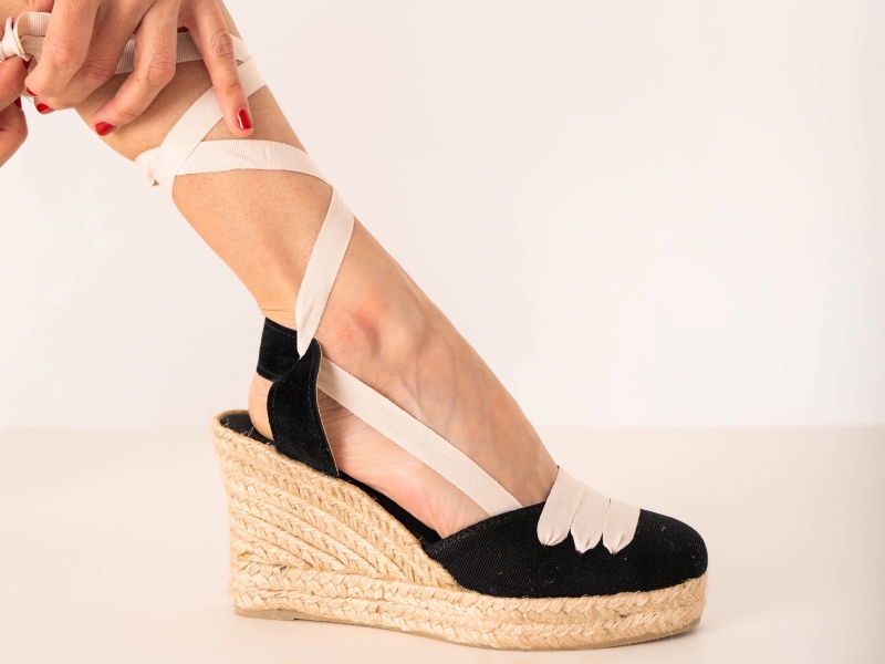 Alpargata cuña alta y plataforma con cintas