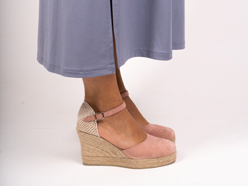 Alpargata cuña alta de serraje con pulsera