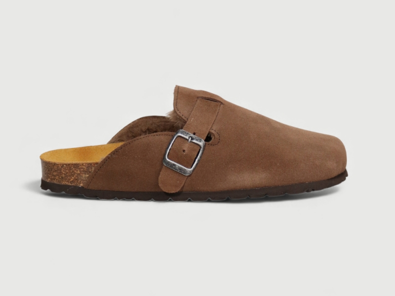 Zueco BIO de serraje con forro interior de pelo boreal en color marrón
