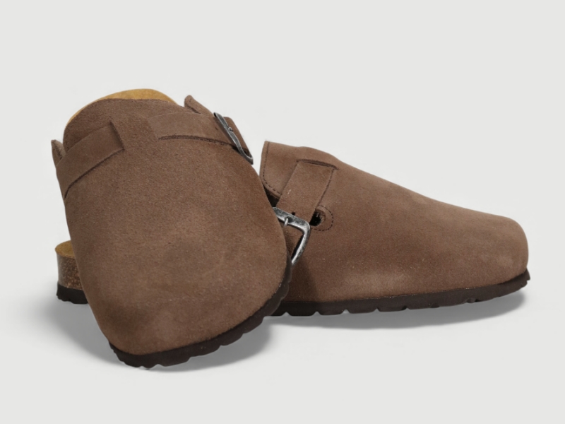 Zueco BIO de serraje con forro interior de pelo boreal en color marrón