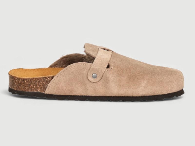 Zueco BIO de serraje con forro interior de pelo boreal en color piedra