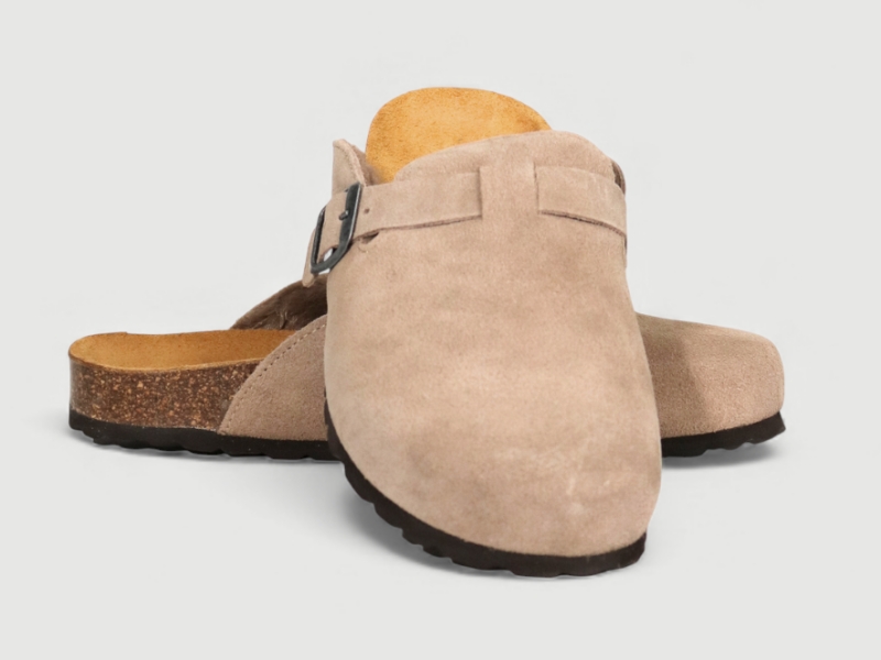 Zueco BIO de serraje con forro interior de pelo boreal en color piedra