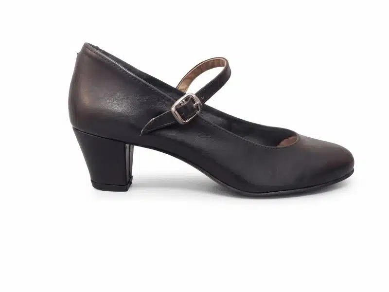 Zapato Iniciación Piel Trabilla claveteado 1 Zapatos de flamenco iniciación piel con correa